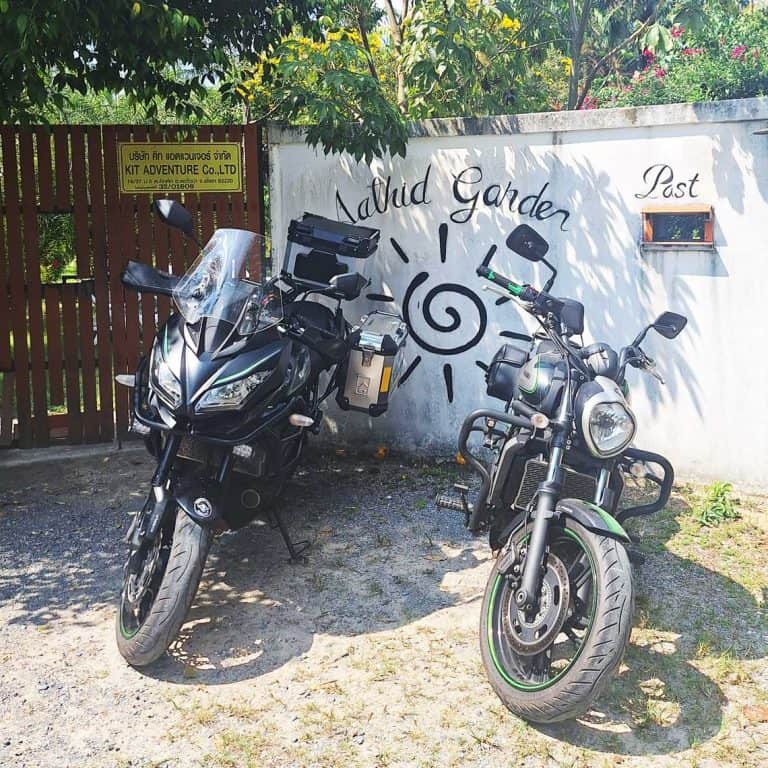 Zwei Motorräder vorm Aathid Garden